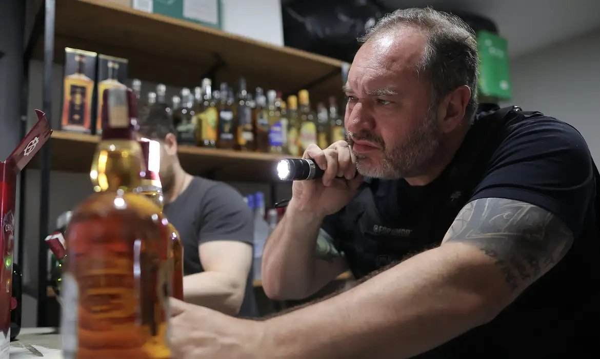 Carnaval: metanol em bebidas liga sinal de alerta nos estados