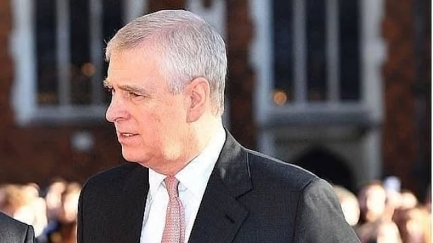 Ex-príncipe Andrew deixa delegacia após prisão por caso Epstein