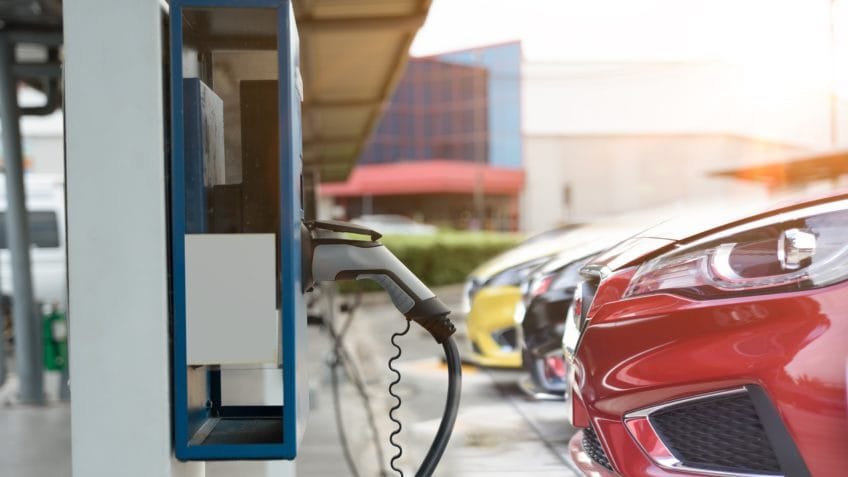 SP sanciona lei que permite carregador de carro elétrico em condomínios