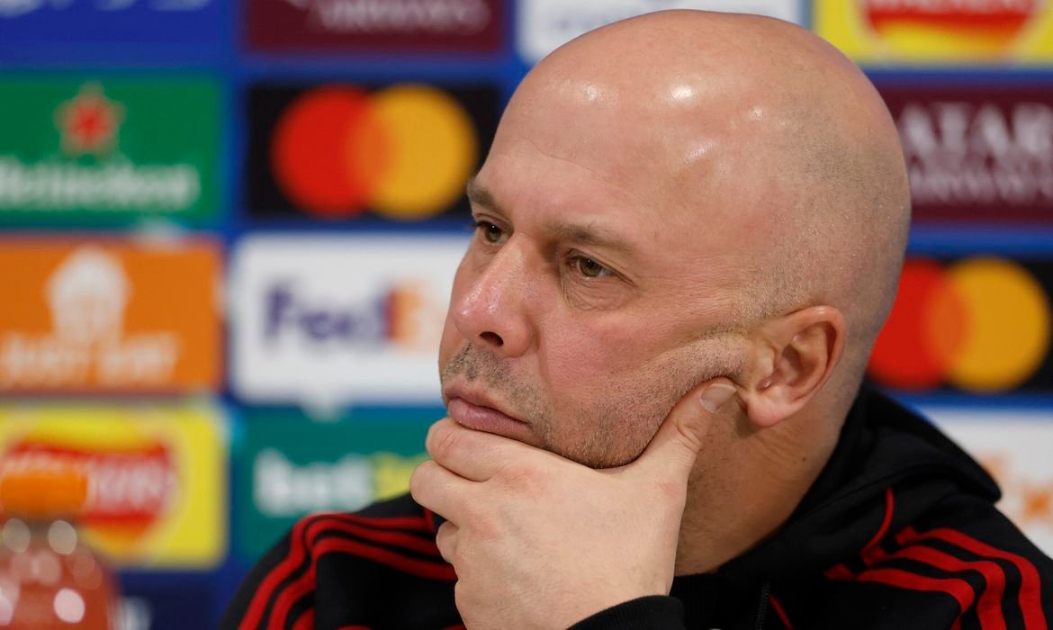 Arne Slot diz que futebol deve fazer mais para combater o racismo