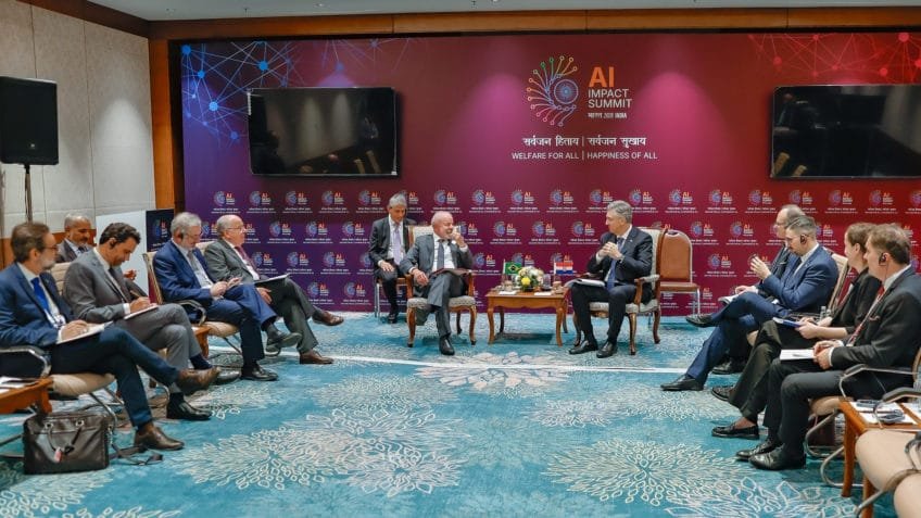 Com 21 países, cúpula debate desigualdade no acesso à IA