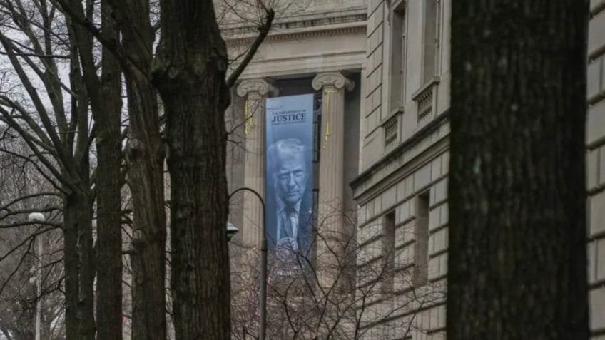 Faixa com rosto de Trump é pendurada no Departamento de Justiça