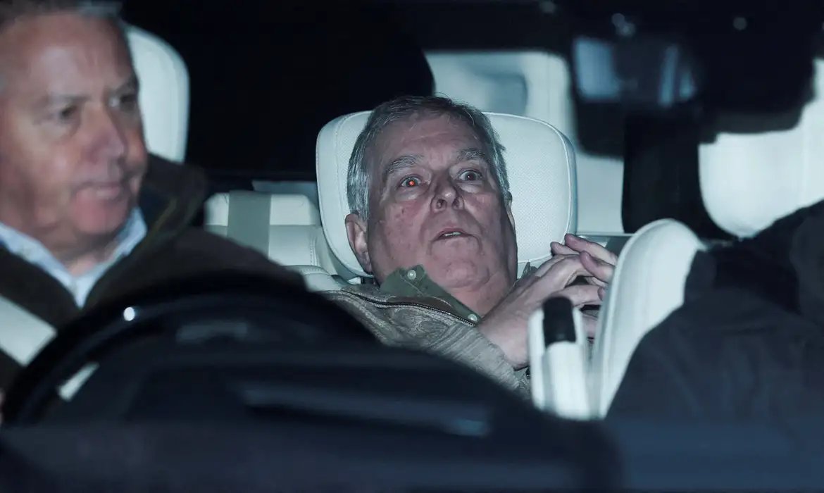 Polícia libera ex-príncipe Andrew, irmão do rei Charles 3º