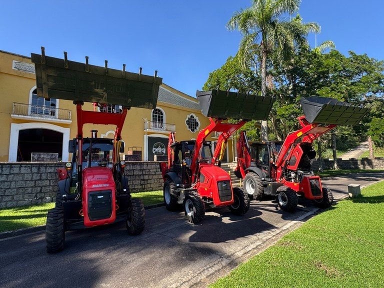 Mapa entrega retroescavadeiras a municípios do estado de São Paulo