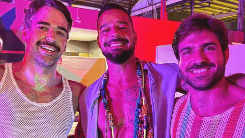 Eduardo Leite e marido posam com Ricky Martin em camarote da Sapucaí
