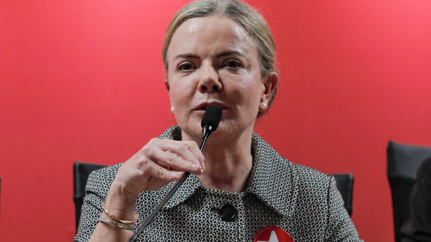 Gleisi rebate críticas a desfile em homenagem a Lula