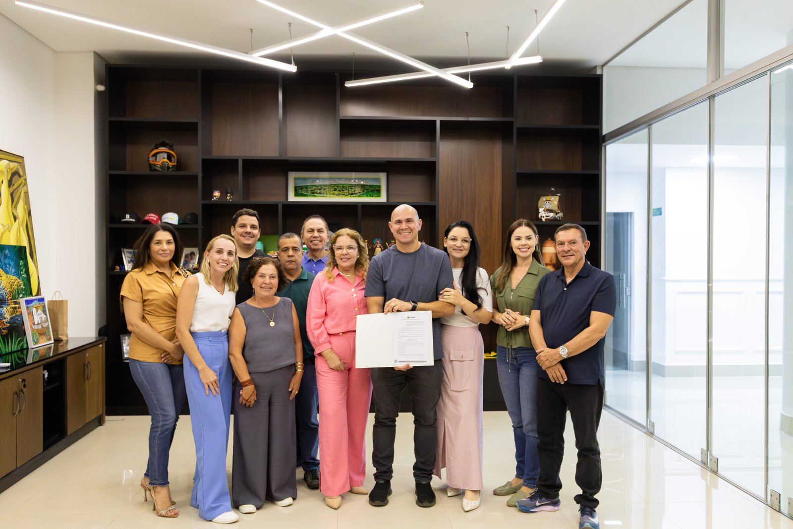 Prefeito sanciona leis que melhoram auxílio-maternidade e isenta IPTU em ruas sem asfalto