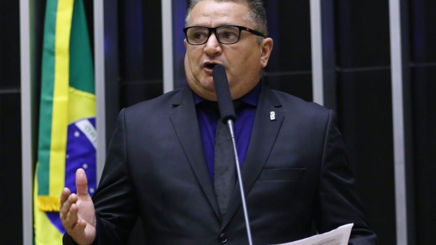 Projeto aumenta pena para importunação sexual na frente de crianças