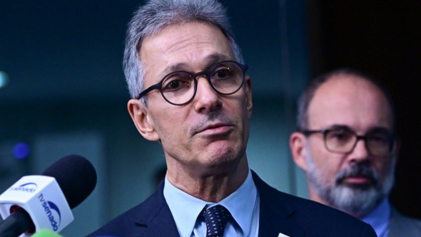 Deputado diz que Zema é cotado para ser vice de Flávio Bolsonaro