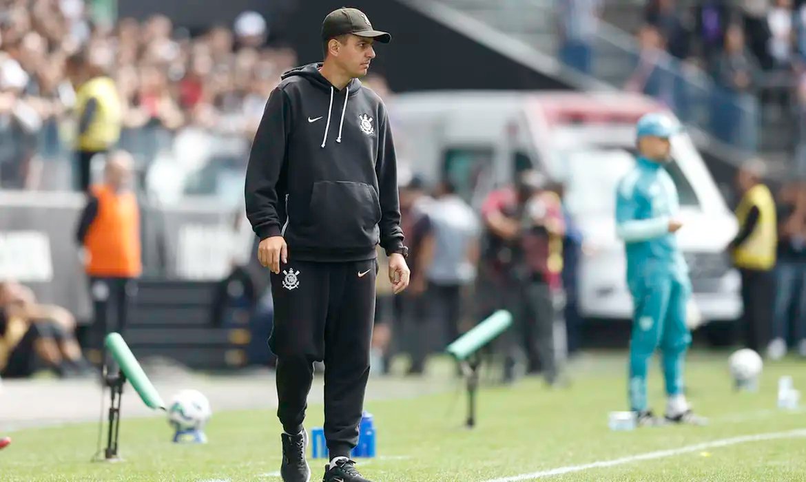 Técnico Lucas Piccinato é demitido da equipe feminina do Corinthians