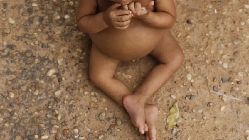 Vulnerabilidade social reduz altura média de crianças, diz pesquisa