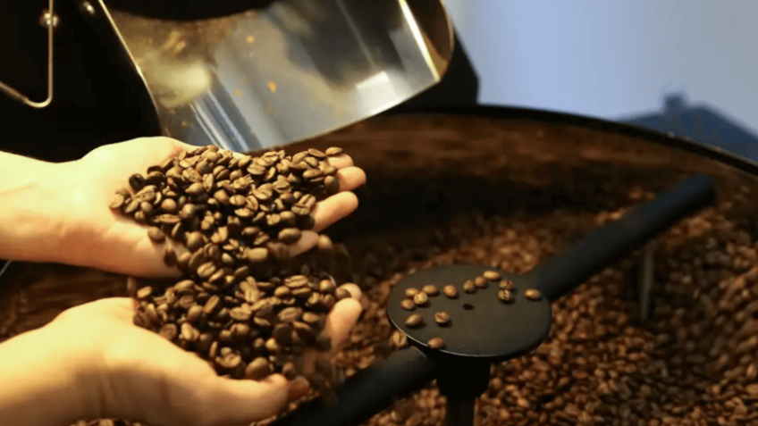 Café pode aliviar ou agravar sintomas da ressaca; entenda