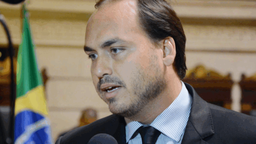 Carlos fala em “desencontro” no PL e isolamento de Bolsonaro