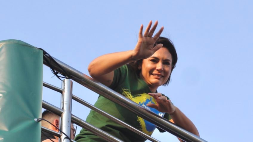 Michelle reage a falas de Lula sobre evangélicos: "Não pensa"