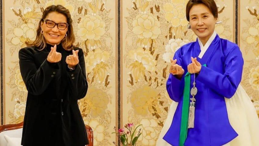 Janja toma chá e visita exposição com primeira-dama da Coreia do Sul