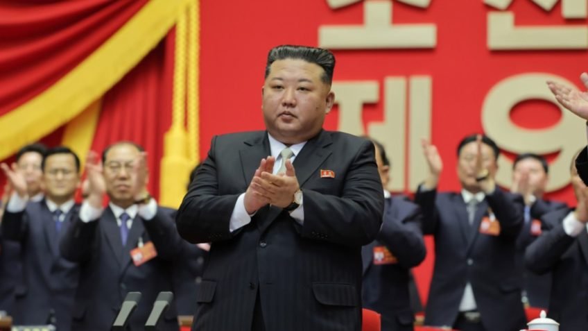 Kim Jong-un é reconduzido ao comando do partido único