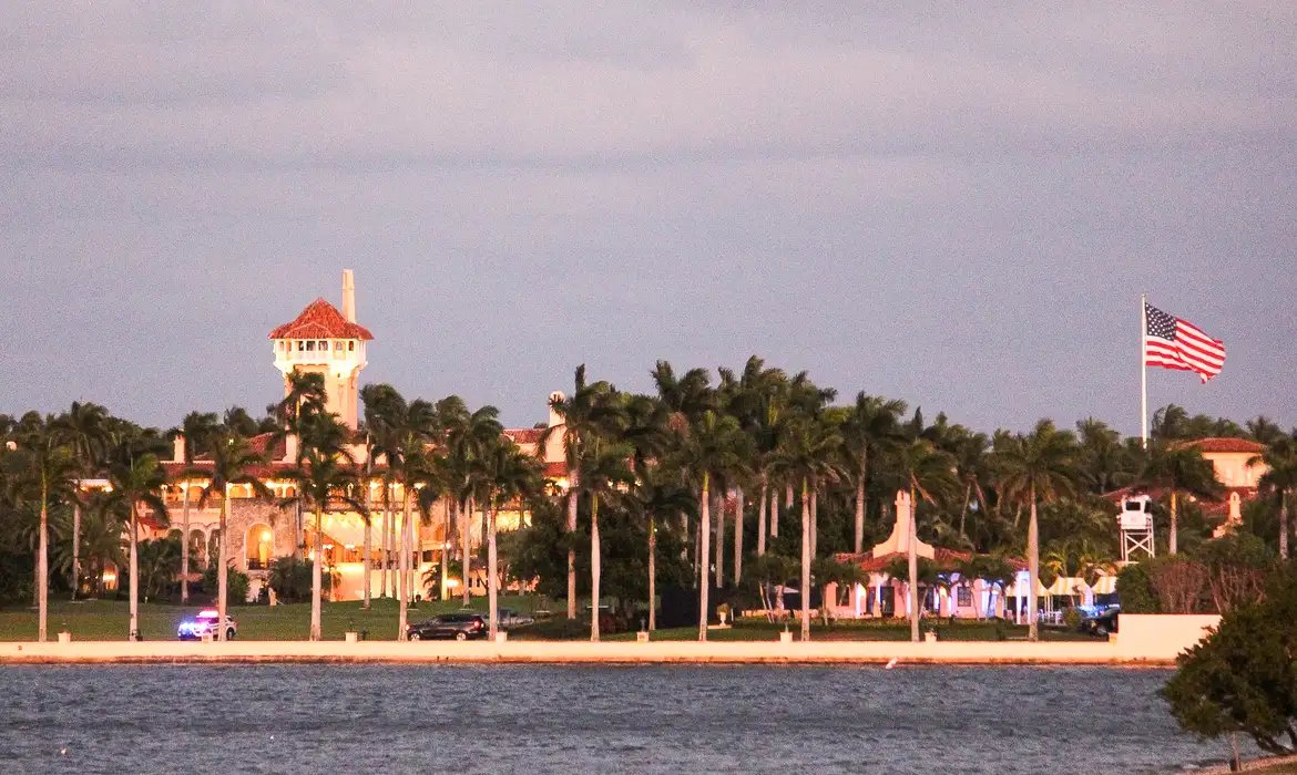 Homem armado que invadiu resort de Trump é morto por agentes