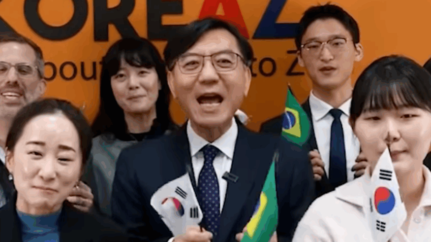 Ex-embaixador da Coreia do Sul canta música brasileira para Lula