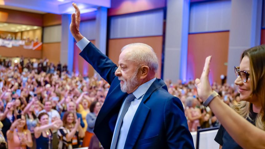 PT tenta reagir ao desgaste do Carnaval com discurso de fé e diálogo