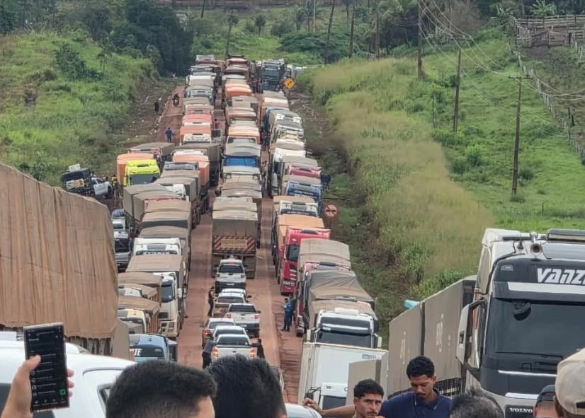 Fila de quase 40 km de caminhões carregados de soja trava porto no Pará e expõe gargalo logístico na BR-153