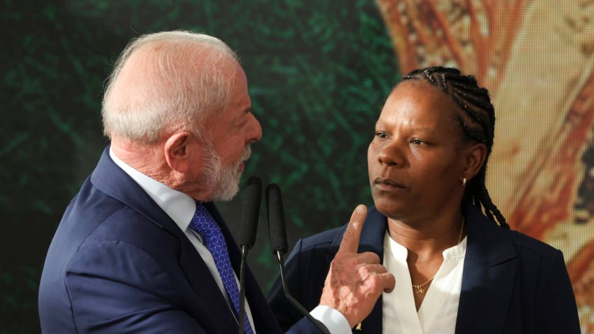 Lula critica salário pago a titulares da seleção feminina de futebol