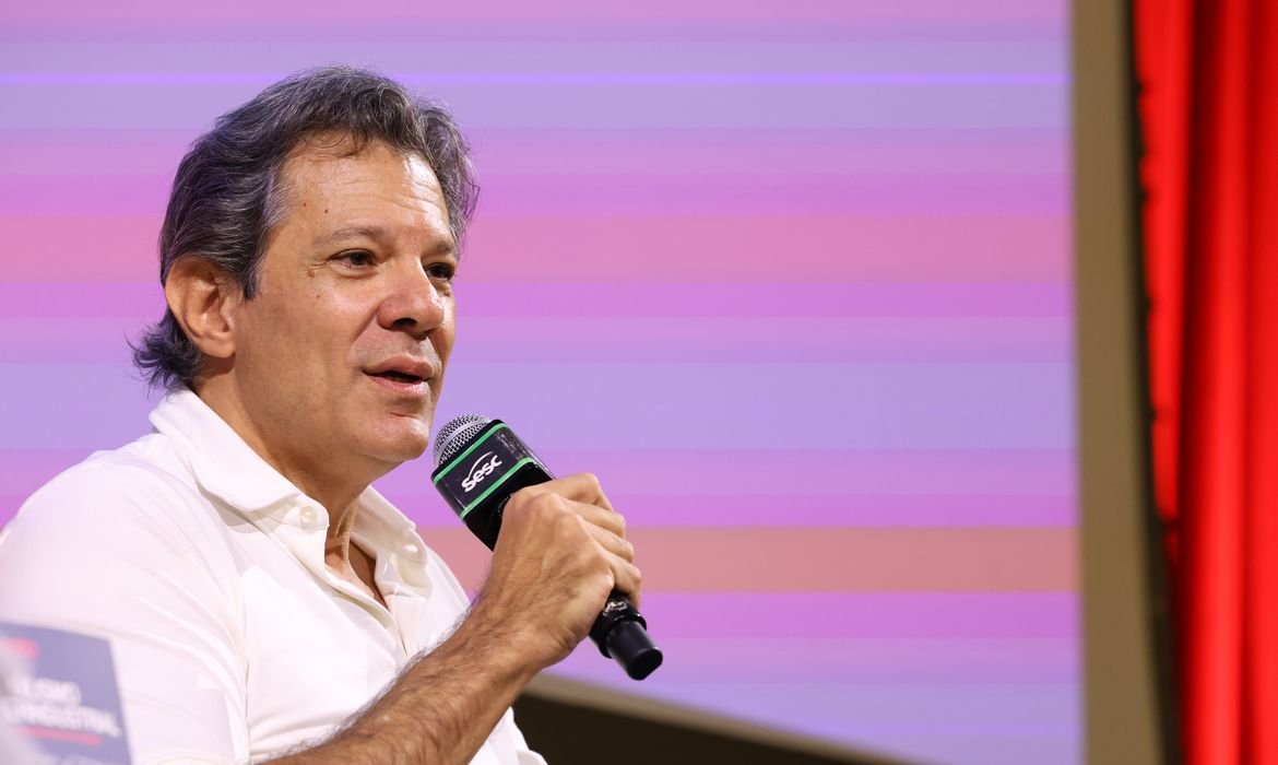 Banco Master é uma pancada no sistema bancário brasileiro, diz Haddad