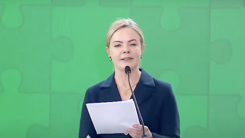 Gleisi diz que Flávio segue pregando subserviência a Trump