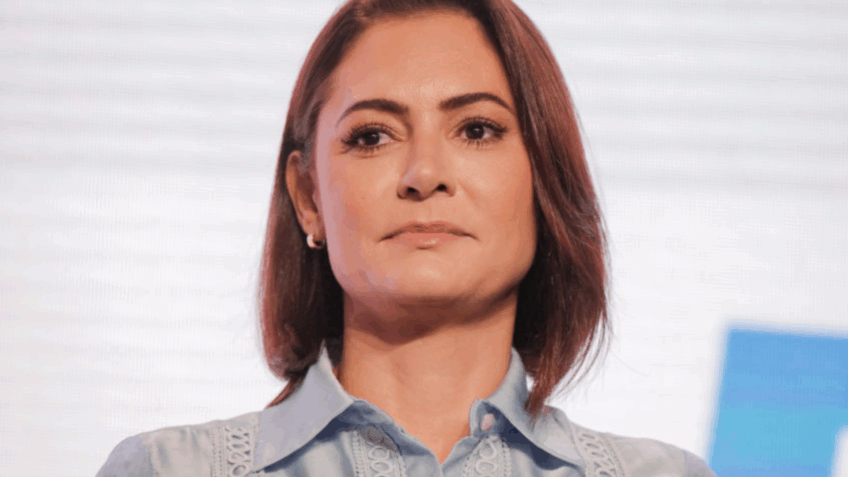 Bolsonaro pede que Michelle só atue na política depois de março