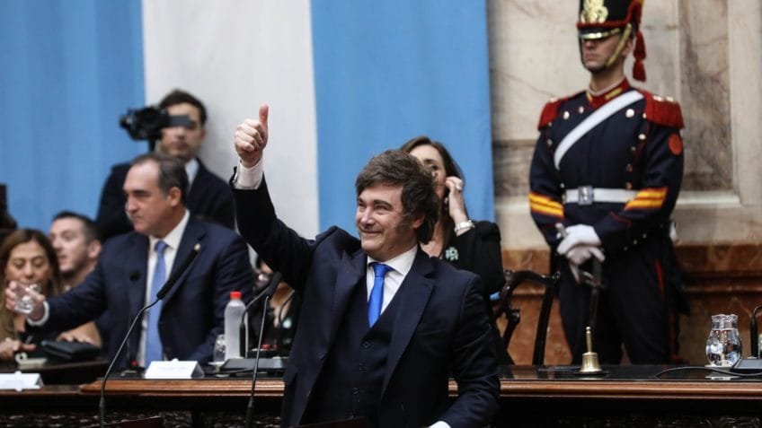 Adoro vê-los chorar, diz Milei à oposição em abertura do Congresso