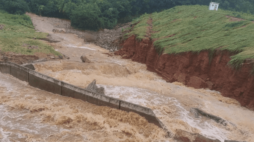 Barragem transborda no interior de MG após fortes chuvas