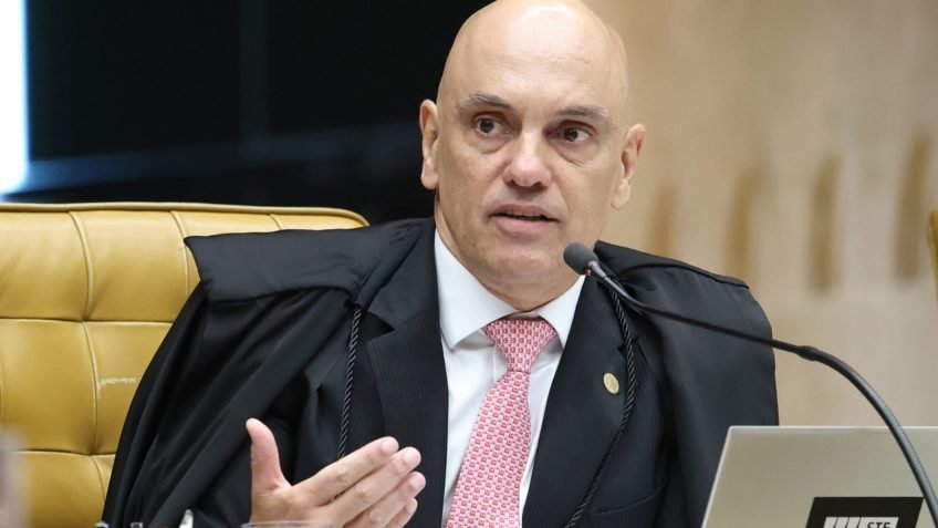 Moraes libera estímulo elétrico craniano em Bolsonaro para tratar soluços