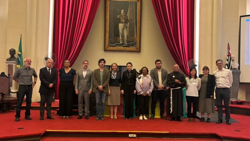 Empresários e advogados participam de ato crítico ao STF na USP