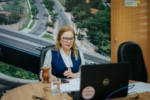 Presidente Paula Calil apresenta projeto que garante mais transparência nos preços de estacionamentos em Cuiabá