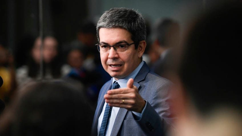 Randolfe diz que não vai recorrer ao STF por sigilo de Lulinha
