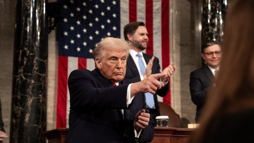 Trump diz que EUA podem escoltar navios para liberar Estreito de Ormuz