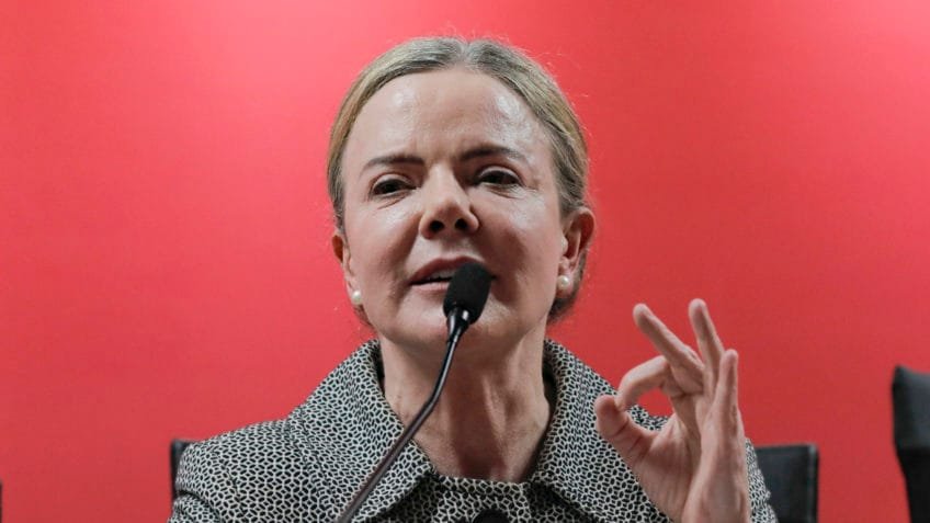 Gleisi diz lamentar que Alcolumbre mantenha quebra de sigilo de Lulinha