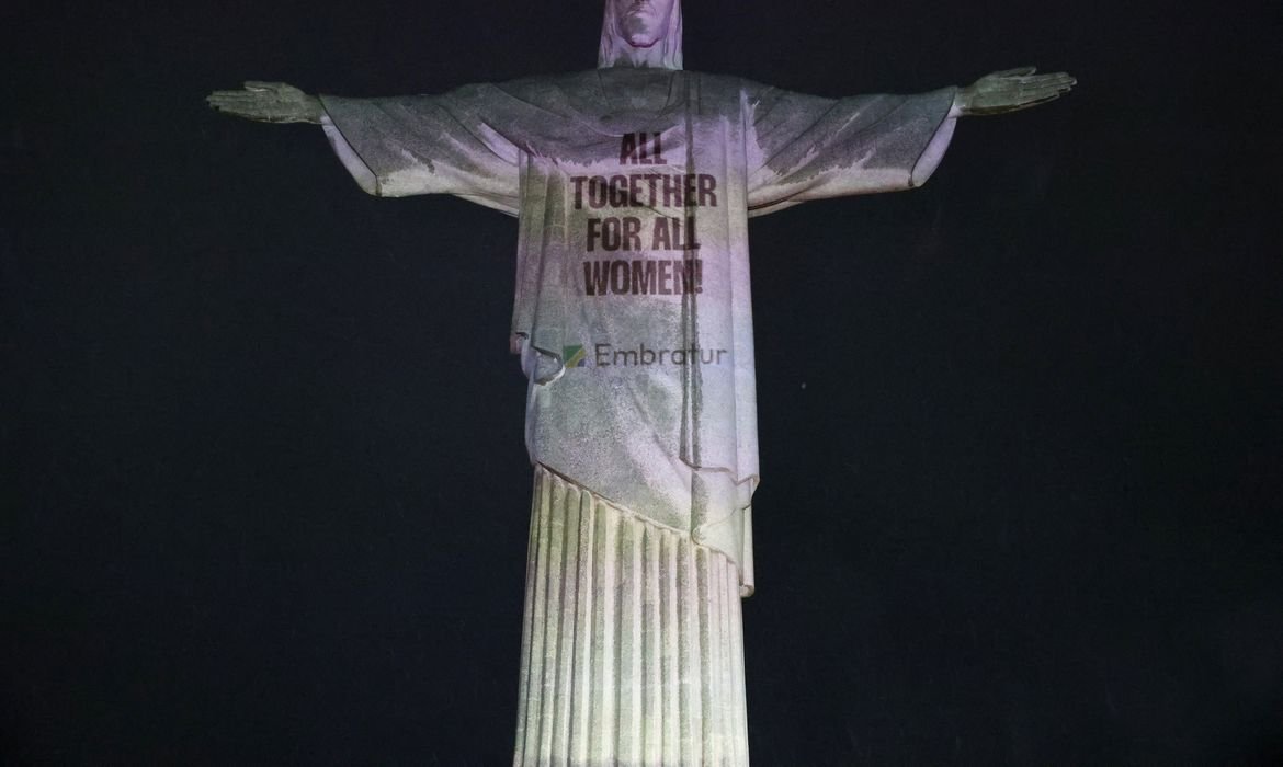 Cristo Redentor é iluminado com mensagens de campanha contra violência