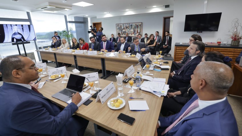 Na 1ª reunião, comissão quer levantar dados sobre penduricalhos