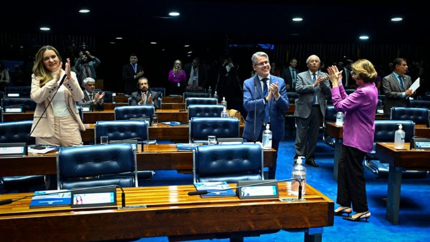 Senado aprova ampliação gradual da licença-paternidade para 20 dias