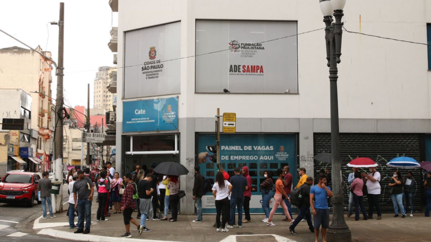 5,85 milhões de pessoas procuram emprego no Brasil