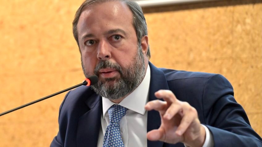 Câmara convoca Silveira para comissão de Minas e Energia