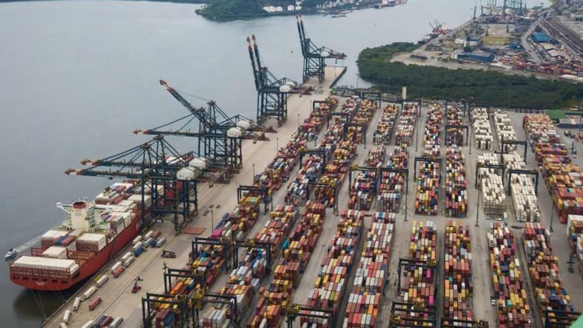 Balança comercial atinge superávit de US$ 4,2 bilhões em fevereiro