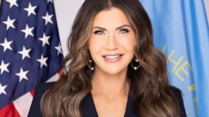 Trump demite Kristi Noem, secretária que liderou ofensiva do ICE