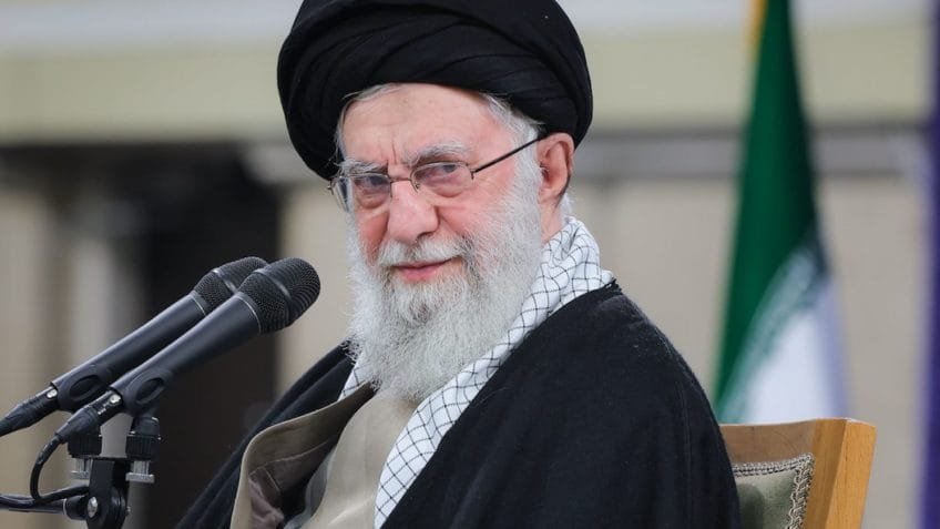 Israel destrói bunker militar subterrâneo de Ali Khamenei
