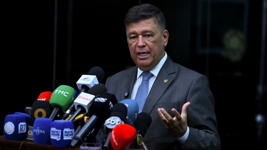 Viana quer convidar Dino à CPMI do INSS para explicar decisão sobre Lulinha