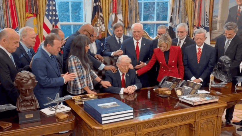 Cristãos rezam por Trump na Casa Branca durante tensão com Irã