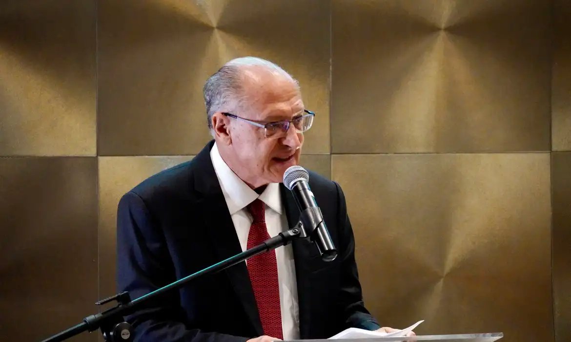 Alckmin deixará ministério em abril, mas seguirá como vice