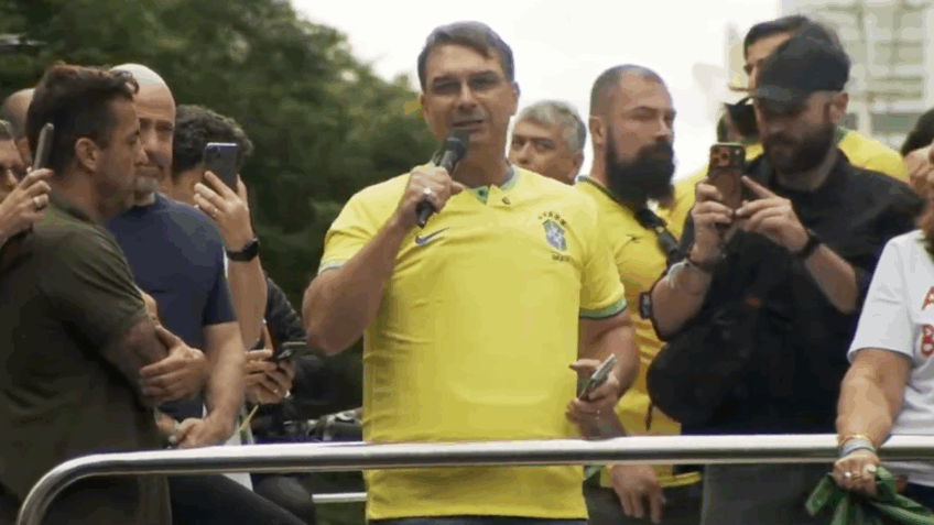 Flávio Bolsonaro registra B.O por ameaça de fã de Adélio Bispo
