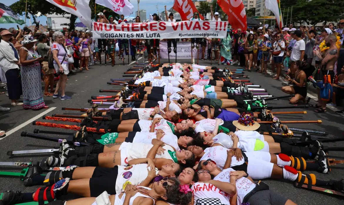 Mulheres se reúnem em Copacabana contra a violência e o feminicídio