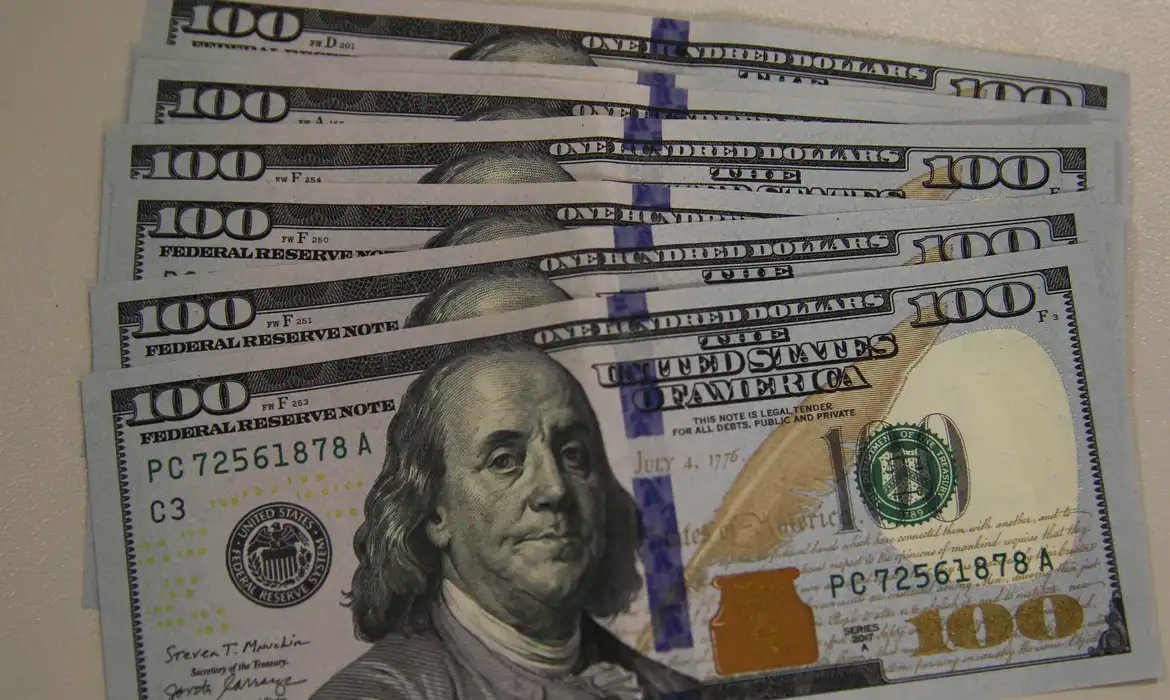 Dólar cai para R$ 5,24 em dia de correção no mercado